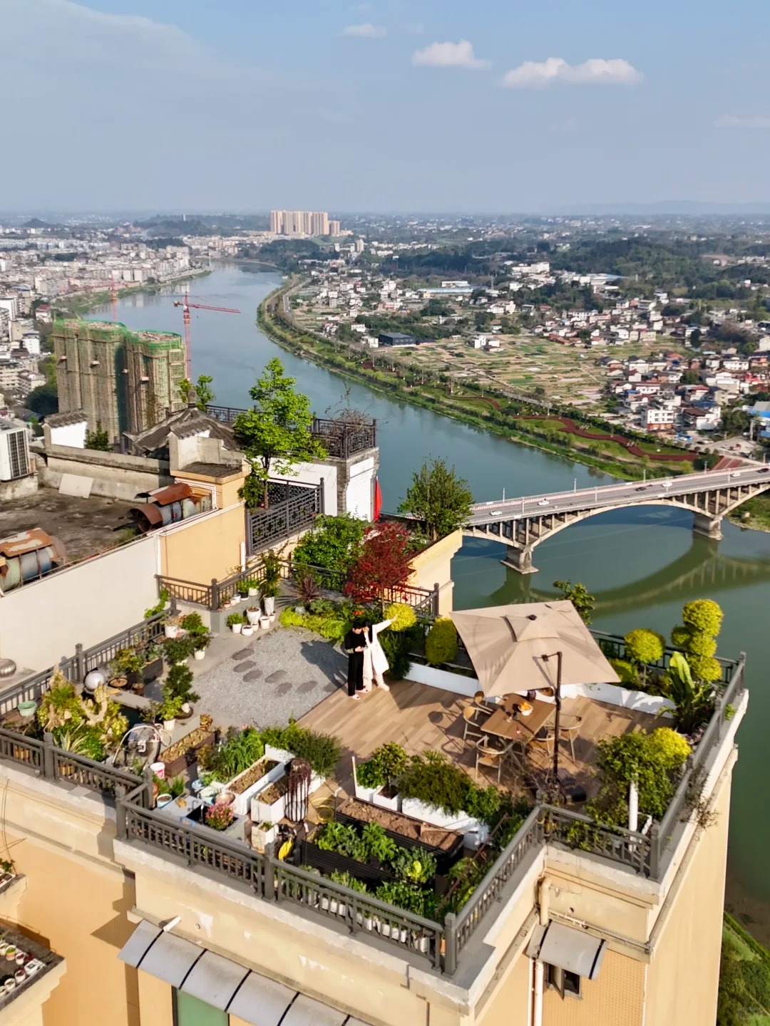 Biến sân thượng tầng 32 của penthouse thành vườn rau, ao cá: Lại 1 tác phẩm kinh điển của "Pháp sư Trung Hoa"- Ảnh 1.