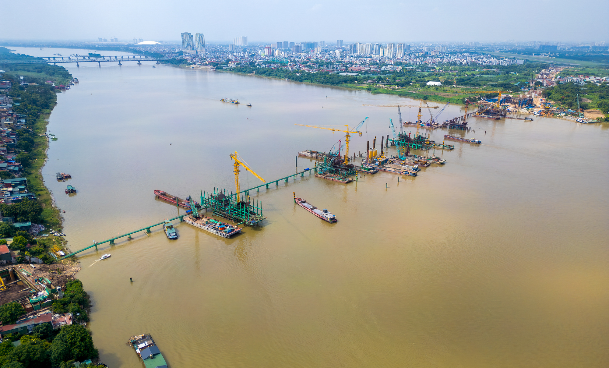 Ngắm đại công trường xây cầu 16.000 tỷ ở trung tâm Hà Nội: 100 máy móc, hơn 500 nhân sự, dùng lượng thép gấp 5 cầu Long Biên - Ảnh 1.