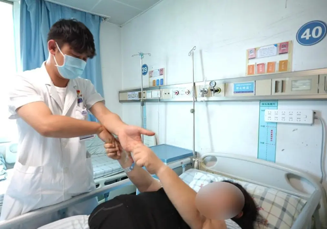 Người phụ nữ 30 tuổi bỗng bị đột quỵ giữa đêm dù chỉ số sức khỏe cực đẹp, tất cả là vì 1 thói quen uống nước kéo dài suốt nhiều năm- Ảnh 1.