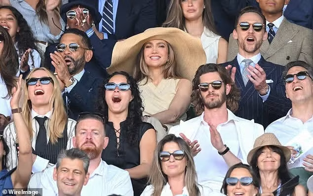 Lóa mắt dàn sao tề tựu trên khán đài Wimbledon: "Thiên nga Úc" rạng rỡ bên bà trùm thời trang, Tom Hiddleston - Liam Hemsworth bảnh hết chỗ chê- Ảnh 1.