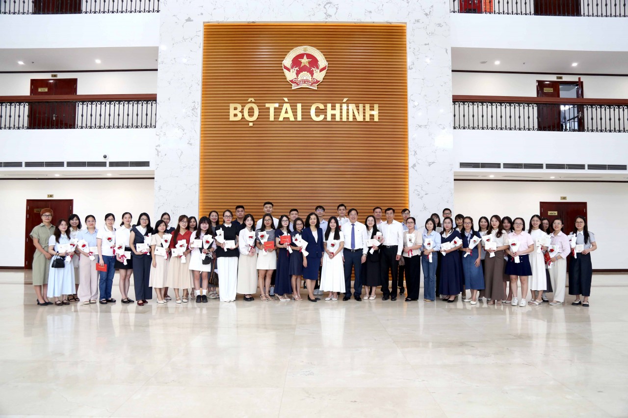 Bộ Tài chính tổ chức trao Chứng chỉ kiểm toán viên, kế toán viên kỳ thi năm 2025 Bộ Tài chính tổ chức trao Chứng chỉ kiểm toán viên, kế toán viên kỳ thi năm 2025