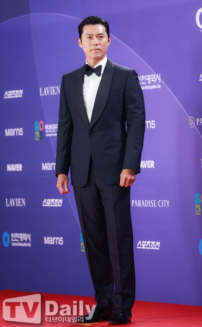 Hyun Bin - Kim Woo Bin đại náo Rồng Xanh 2026: Đẹp trai đến mức nhìn như tượng tạc, Son Ye Jin vắng bóng- Ảnh 1.