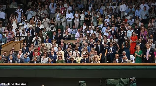 Lóa mắt dàn sao tề tựu trên khán đài Wimbledon: "Thiên nga Úc" rạng rỡ bên bà trùm thời trang, Tom Hiddleston - Liam Hemsworth bảnh hết chỗ chê- Ảnh 16.