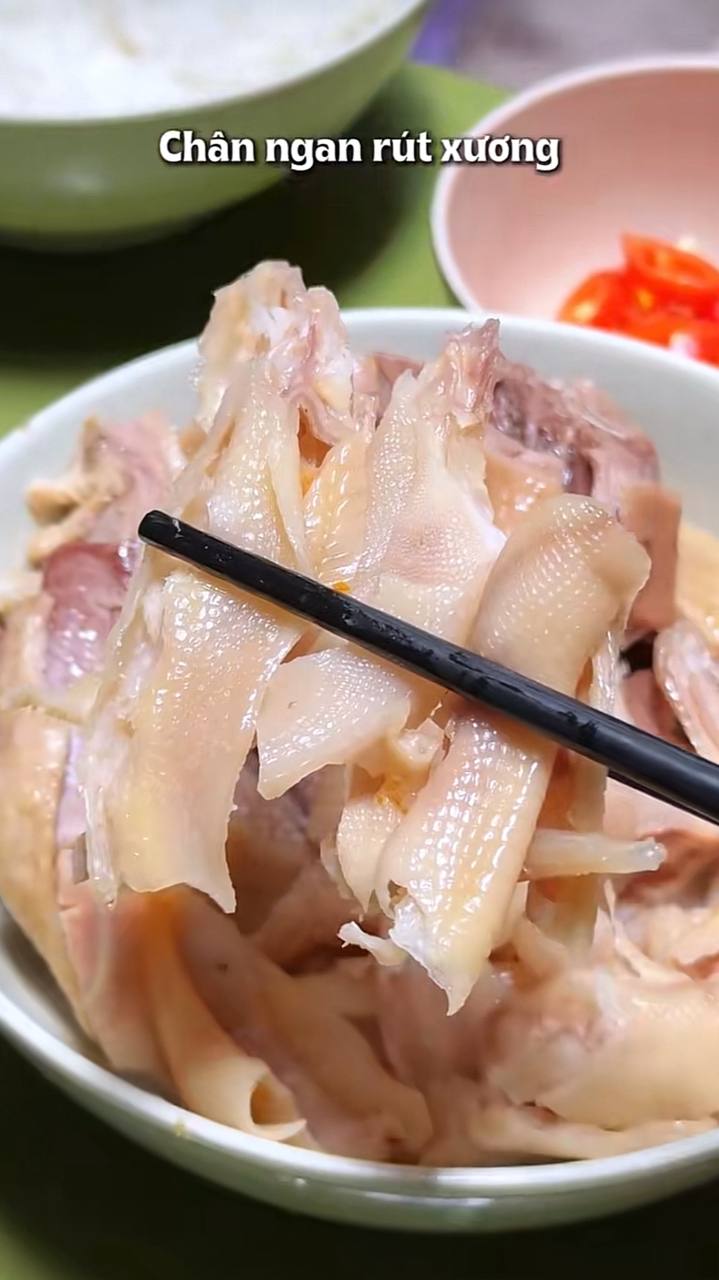 Quán bún ngan Hà Nội chuyên nhìn mặt khách mới chịu tính tiền, đổi lại đĩa chân rút xương ngon khó có đối thủ- Ảnh 2.