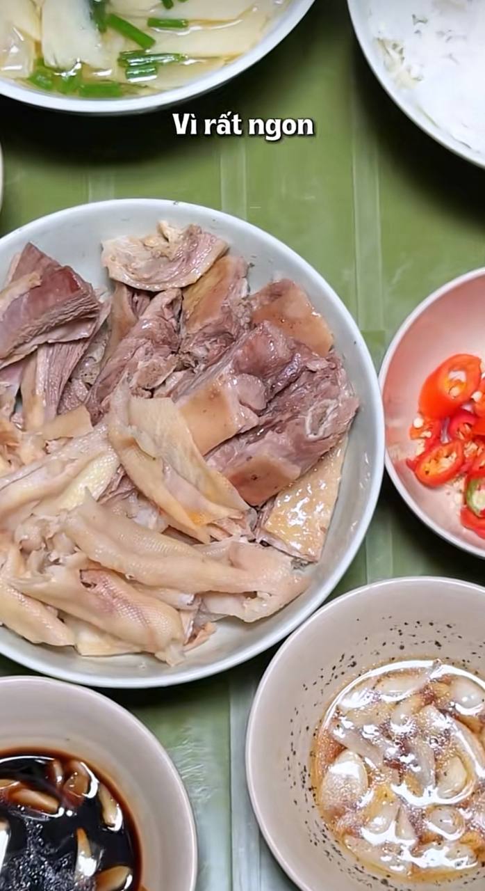 Quán bún ngan Hà Nội chuyên nhìn mặt khách mới chịu tính tiền, đổi lại đĩa chân rút xương ngon khó có đối thủ- Ảnh 4.
