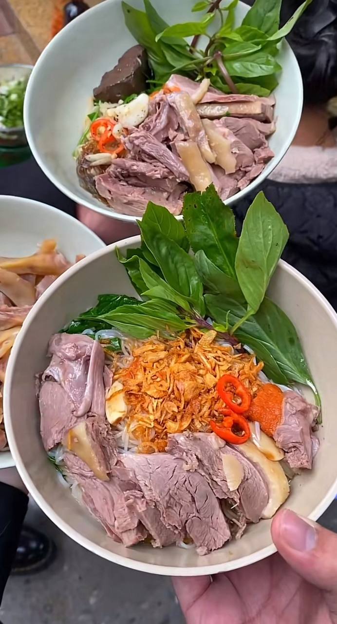 Quán bún ngan Hà Nội chuyên nhìn mặt khách mới chịu tính tiền, đổi lại đĩa chân rút xương ngon khó có đối thủ- Ảnh 6.