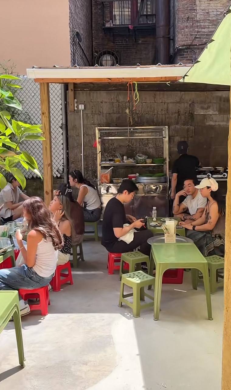 Ẩm thực Việt đang làm khuynh đảo nước Mỹ: Liều thuốc giảm đau cho chứng nhớ nhà vô tình khiến khách Tây xếp hàng mê mẩn - Ảnh 3.