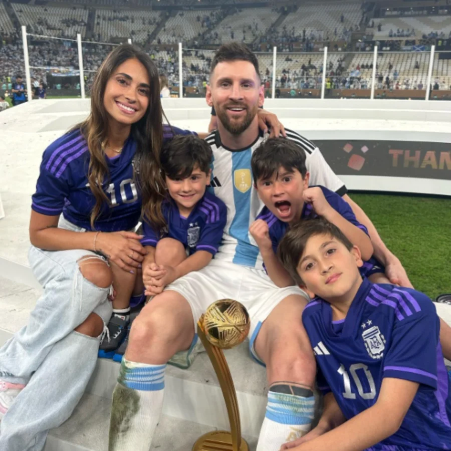 Ít ai tin đây là vóc dáng của bà mẹ 3 con: Vợ siêu sao bóng đá Lionel Messi 38 tuổi vẫn giữ cơ bụng săn chắc nhờ 5 thói quen đơn giản - Ảnh 2.