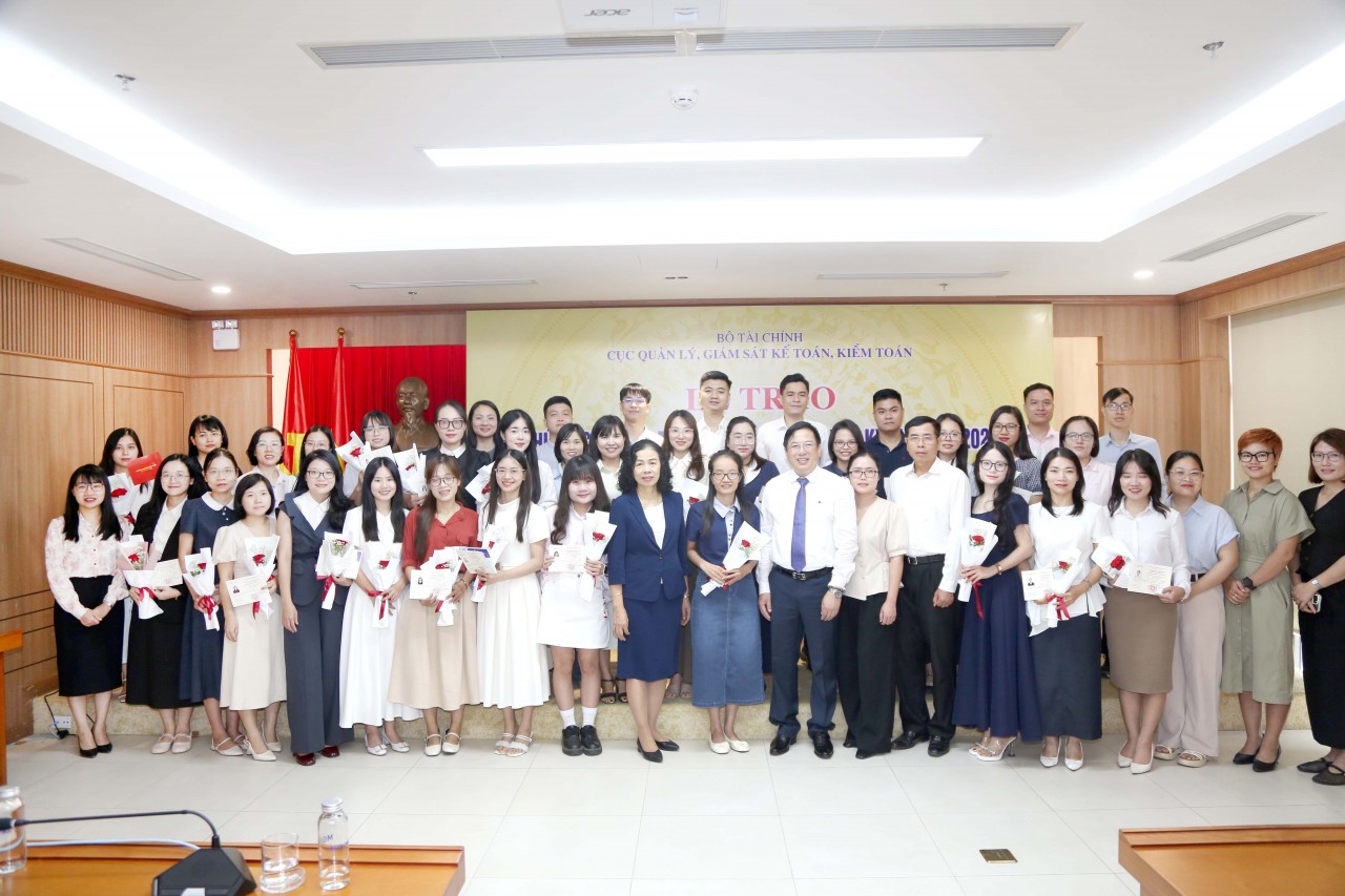 Bộ Tài chính tổ chức trao Chứng chỉ kiểm toán viên, kế toán viên kỳ thi năm 2025 Bộ Tài chính tổ chức trao Chứng chỉ kiểm toán viên, kế toán viên kỳ thi năm 2025
