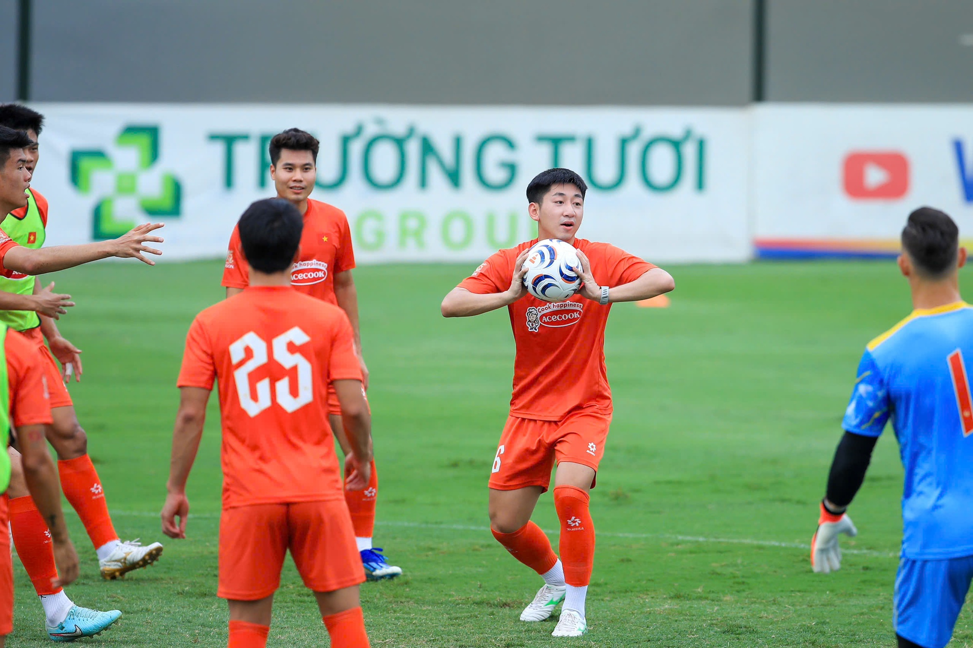 Đình Bắc cười tươi hết cỡ, biểu cảm nào cũng đáng yêu  trong ngày ĐT Việt Nam "bỏ đá bóng" "chơi bóng rổ"- Ảnh 6.
