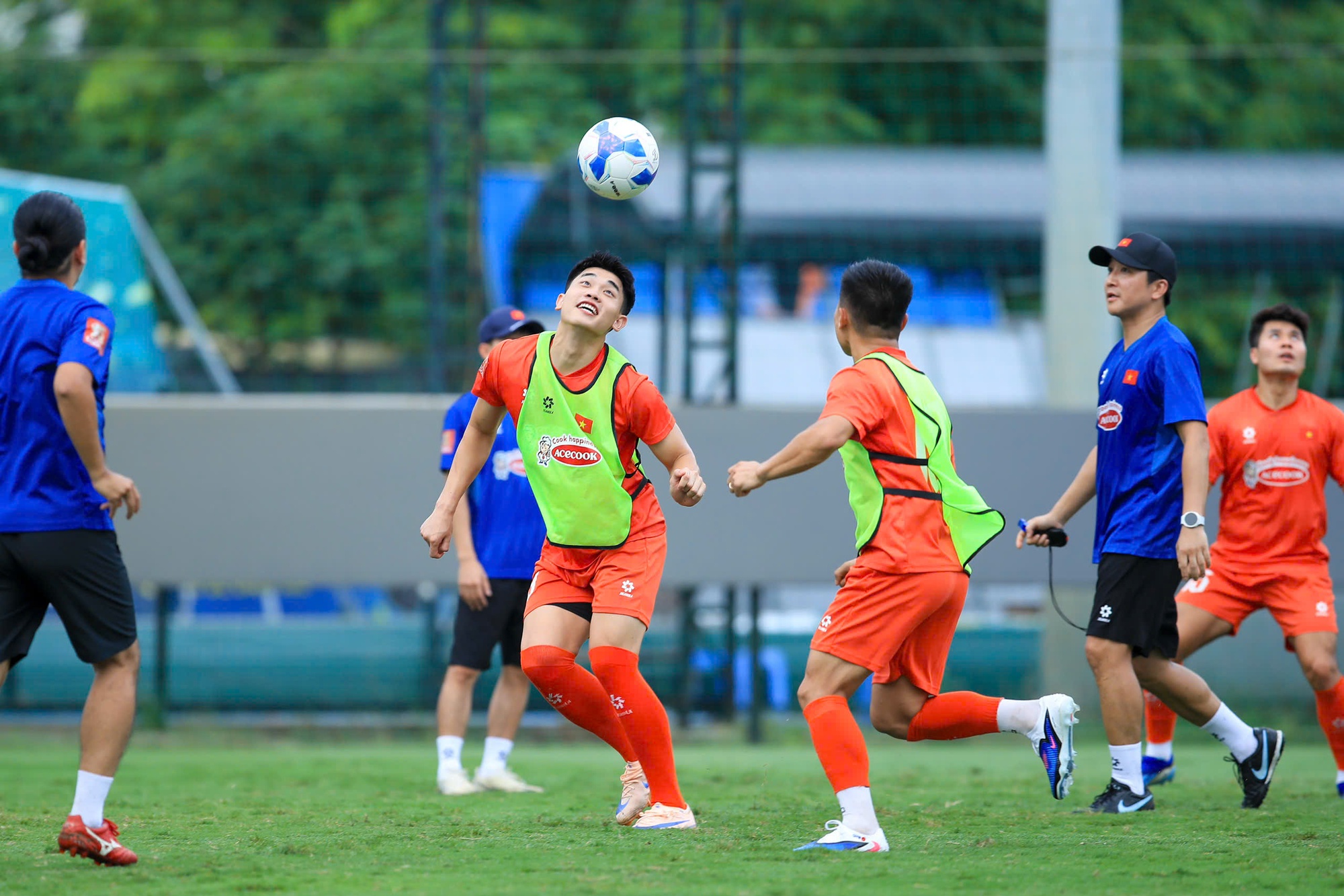 Đình Bắc cười tươi hết cỡ, biểu cảm nào cũng đáng yêu  trong ngày ĐT Việt Nam "bỏ đá bóng" "chơi bóng rổ"- Ảnh 1.