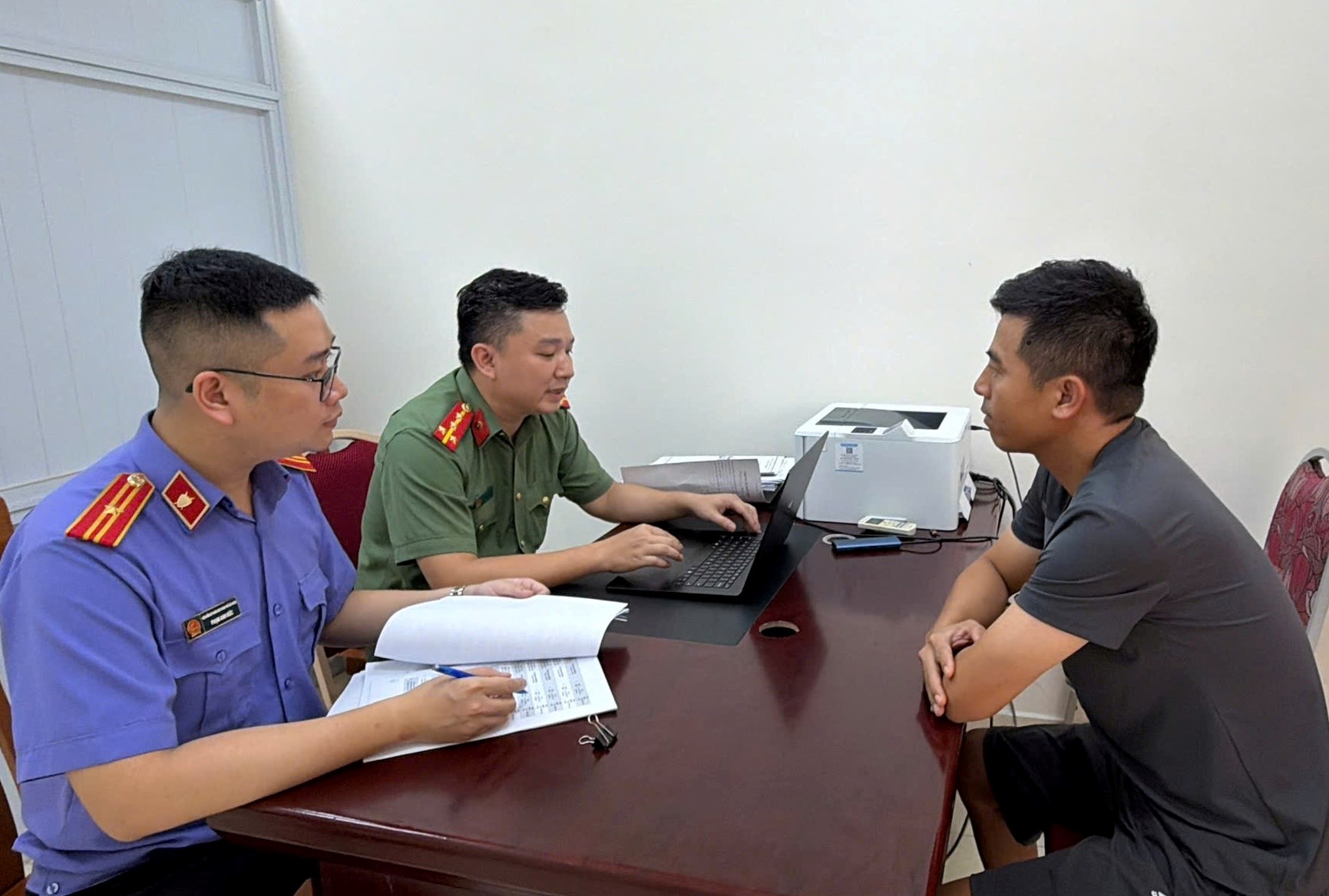 Điều tra 1.600 giao dịch tổng giá trị 11 tỷ đồng trong hơn 1 tháng, 5 đối tượng bị bắt tạm giam- Ảnh 1.