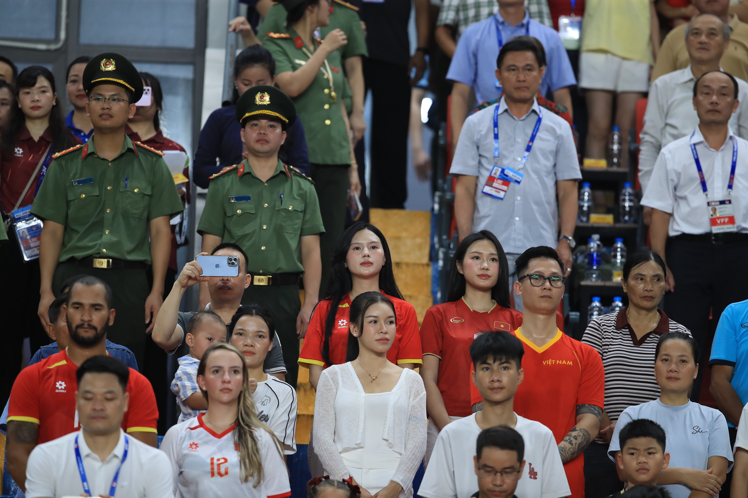 Dàn WAGs Doãn Hải My, Yến Xuân, Chu Thanh Huyền đọ sắc trên khán đài cổ vũ ĐT Việt Nam - Ảnh 3.