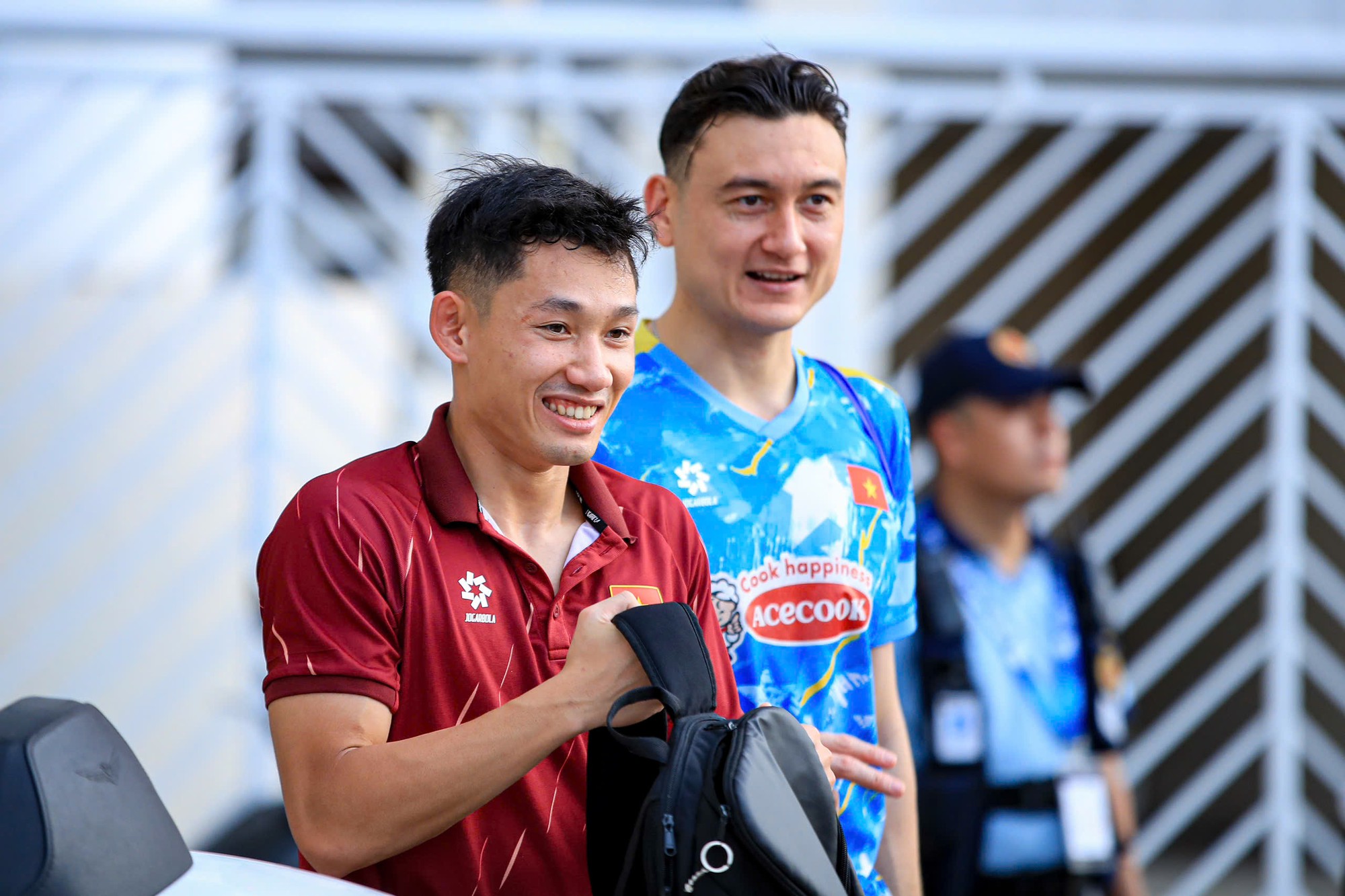 Camera bắt cận visual dàn trai đẹp tuyển Việt Nam: Trung Kiên, Hoàng Hên sáng bừng, Văn Hậu lần này khác lạ- Ảnh 2.