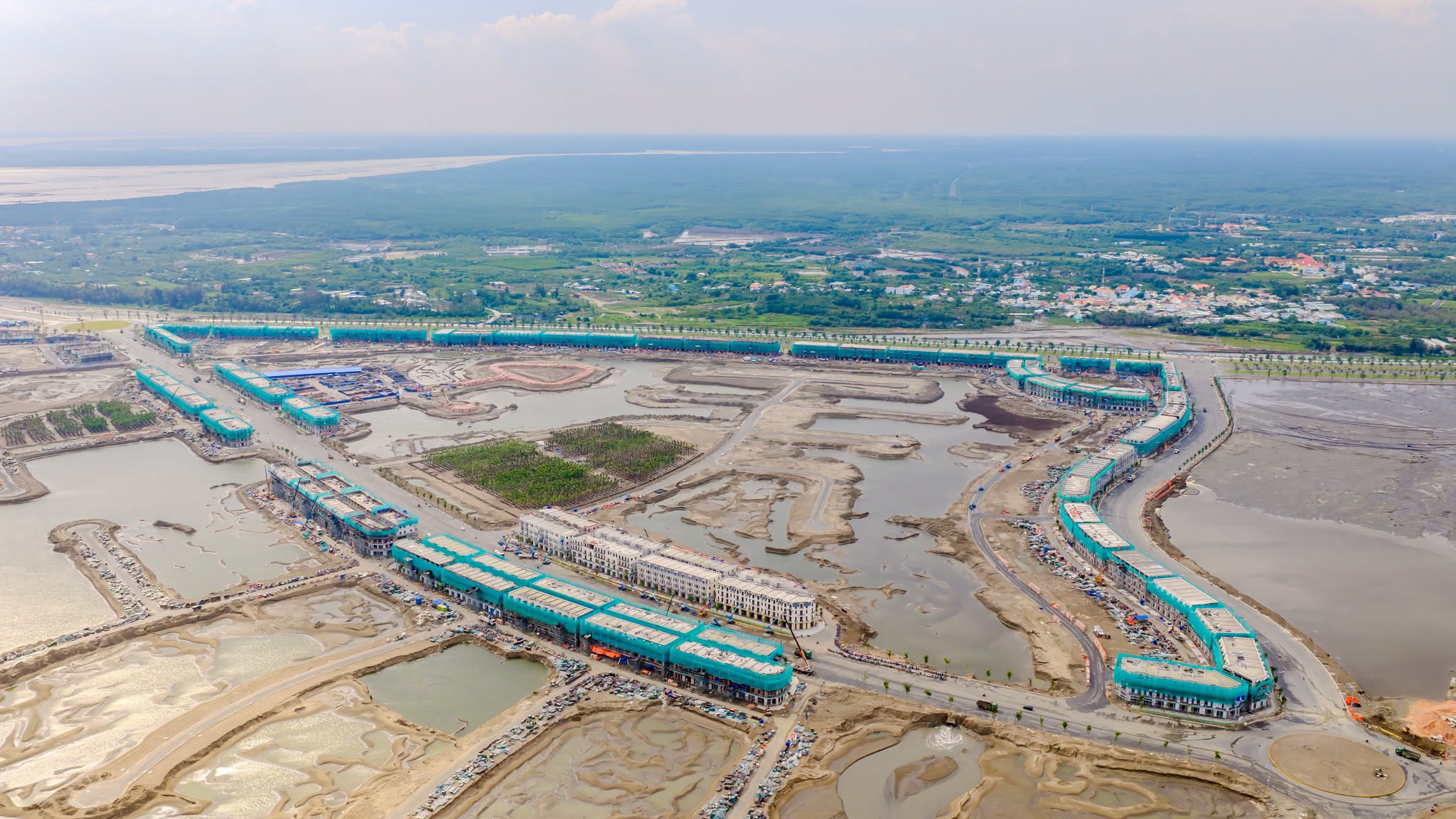 Bất ngờ với tiến độ siêu dự án 10 tỷ USD tại Cần Giờ: Hệ thống tuabin gió ngoài khơi dần thành hình, bàn giao nhà thấp tầng sau một tháng nữa - Ảnh 3.