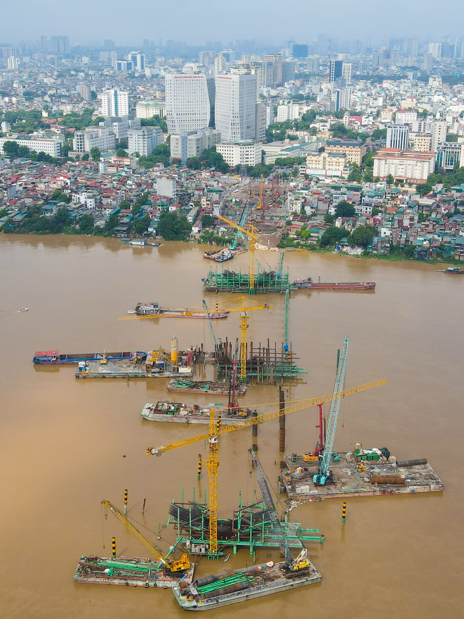 Ngắm đại công trường xây cầu 16.000 tỷ ở trung tâm Hà Nội: 100 máy móc, hơn 500 nhân sự, dùng lượng thép gấp 5 cầu Long Biên - Ảnh 3.