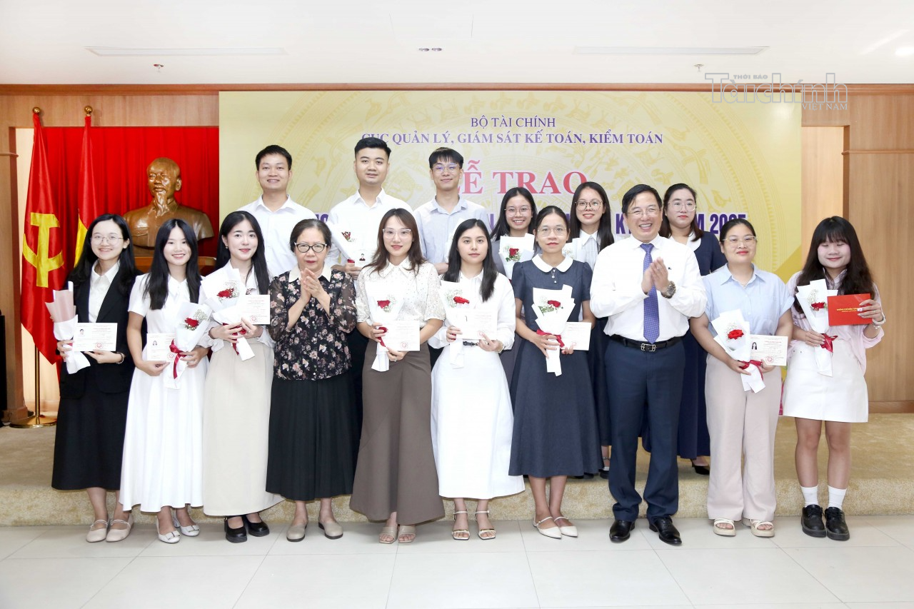 Bộ Tài chính tổ chức trao Chứng chỉ kiểm toán viên, kế toán viên kỳ thi năm 2025 Bộ Tài chính tổ chức trao Chứng chỉ kiểm toán viên, kế toán viên kỳ thi năm 2025