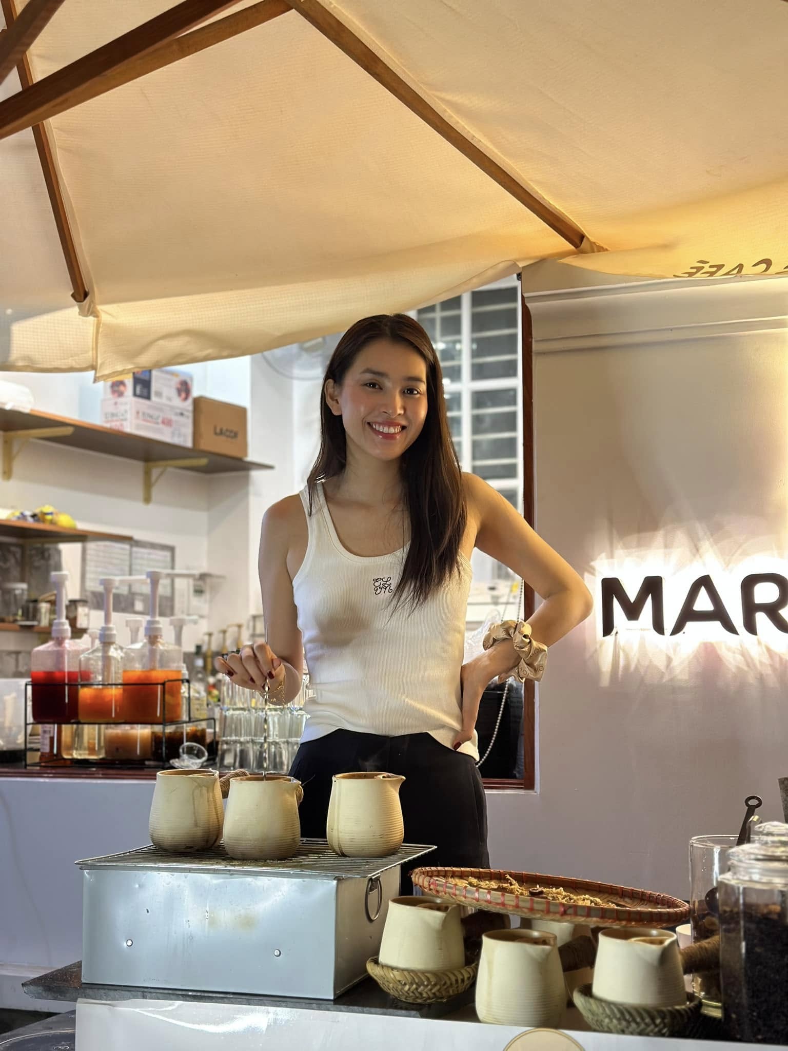Cô gái người miền Tây khiến tiến sĩ mang 13 cây vàng hỏi cưới, mở quán cafe được Hoa hậu quốc tế đến ủng hộ- Ảnh 10.