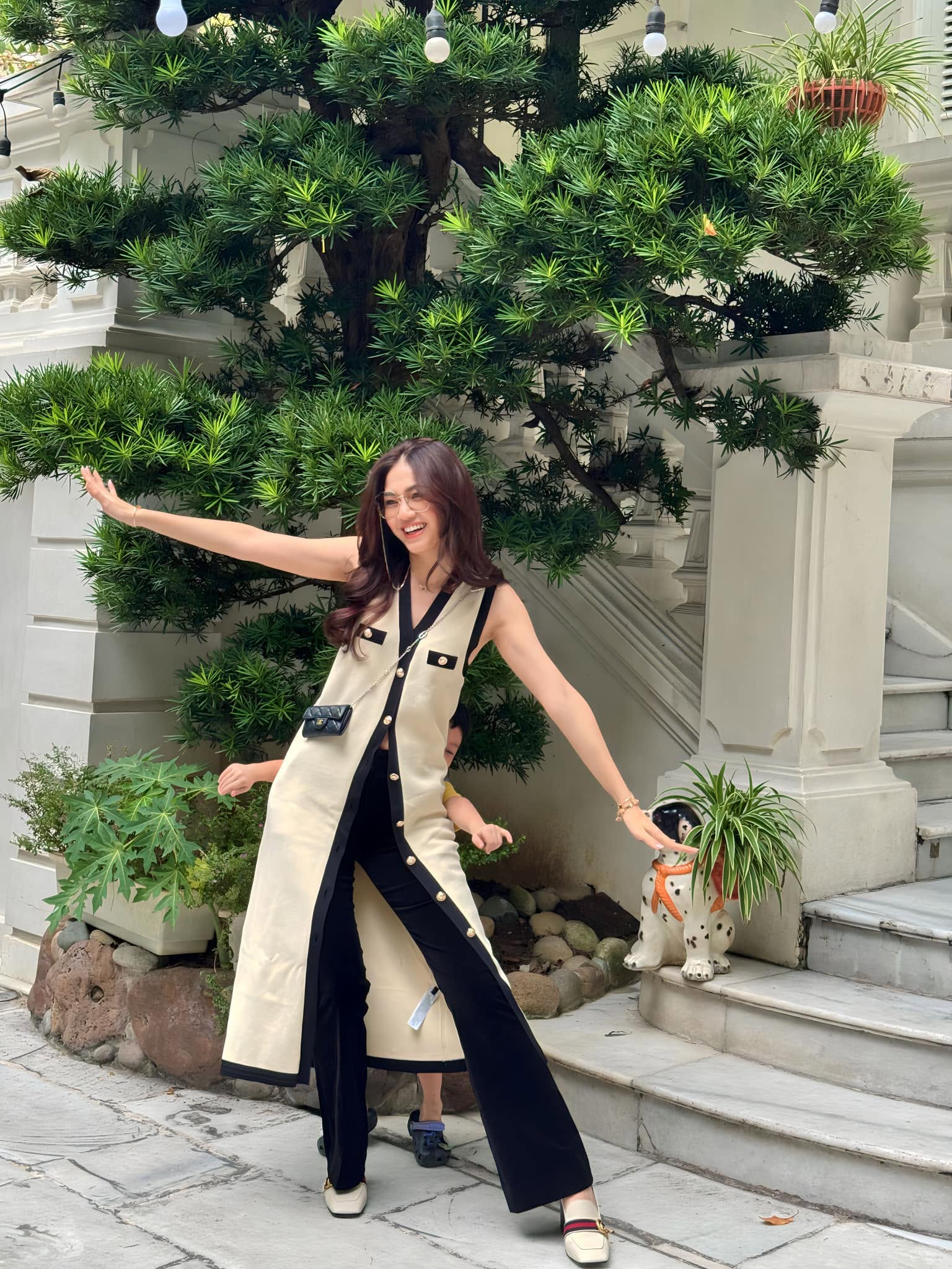Mỹ nhân che mặt ngồi trong Rolls-Royce: Bỏ hết hào quang showbiz gả vào nhà hào môn, giờ sống trong biệt thự trắng xa hoa giữa Hà thành- Ảnh 5.