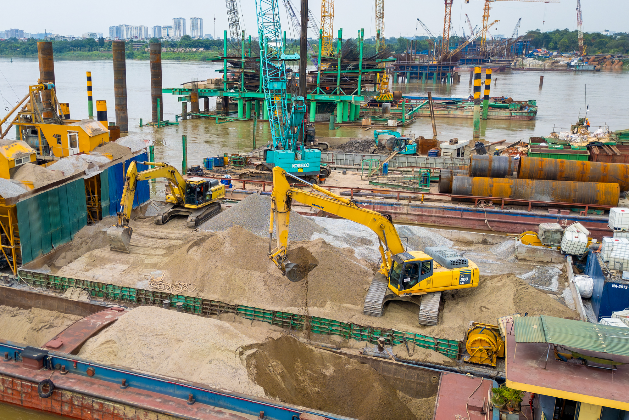 Ngắm đại công trường xây cầu 16.000 tỷ ở trung tâm Hà Nội: 100 máy móc, hơn 500 nhân sự, dùng lượng thép gấp 5 cầu Long Biên - Ảnh 5.