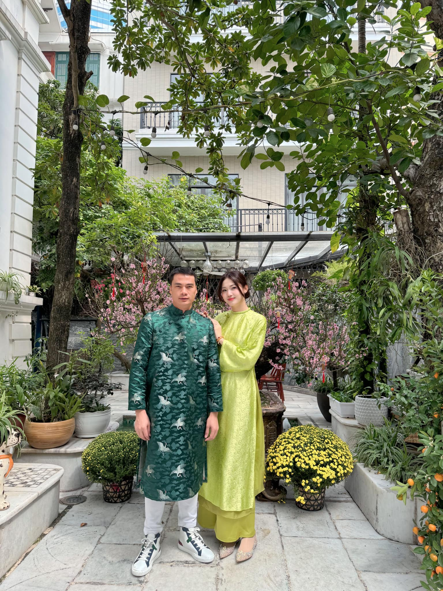 Mỹ nhân che mặt ngồi trong Rolls-Royce: Bỏ hết hào quang showbiz gả vào nhà hào môn, giờ sống trong biệt thự trắng xa hoa giữa Hà thành- Ảnh 8.