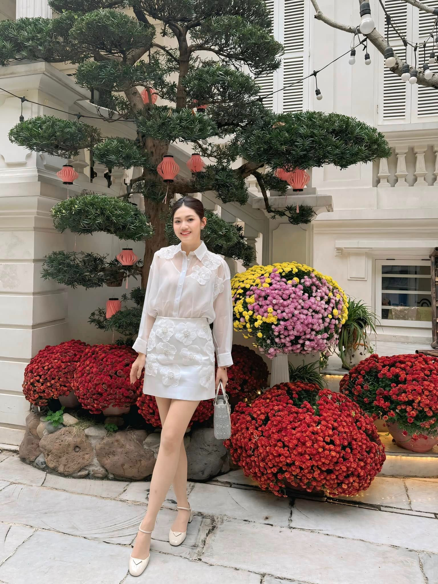 Mỹ nhân che mặt ngồi trong Rolls-Royce: Bỏ hết hào quang showbiz gả vào nhà hào môn, giờ sống trong biệt thự trắng xa hoa giữa Hà thành- Ảnh 4.