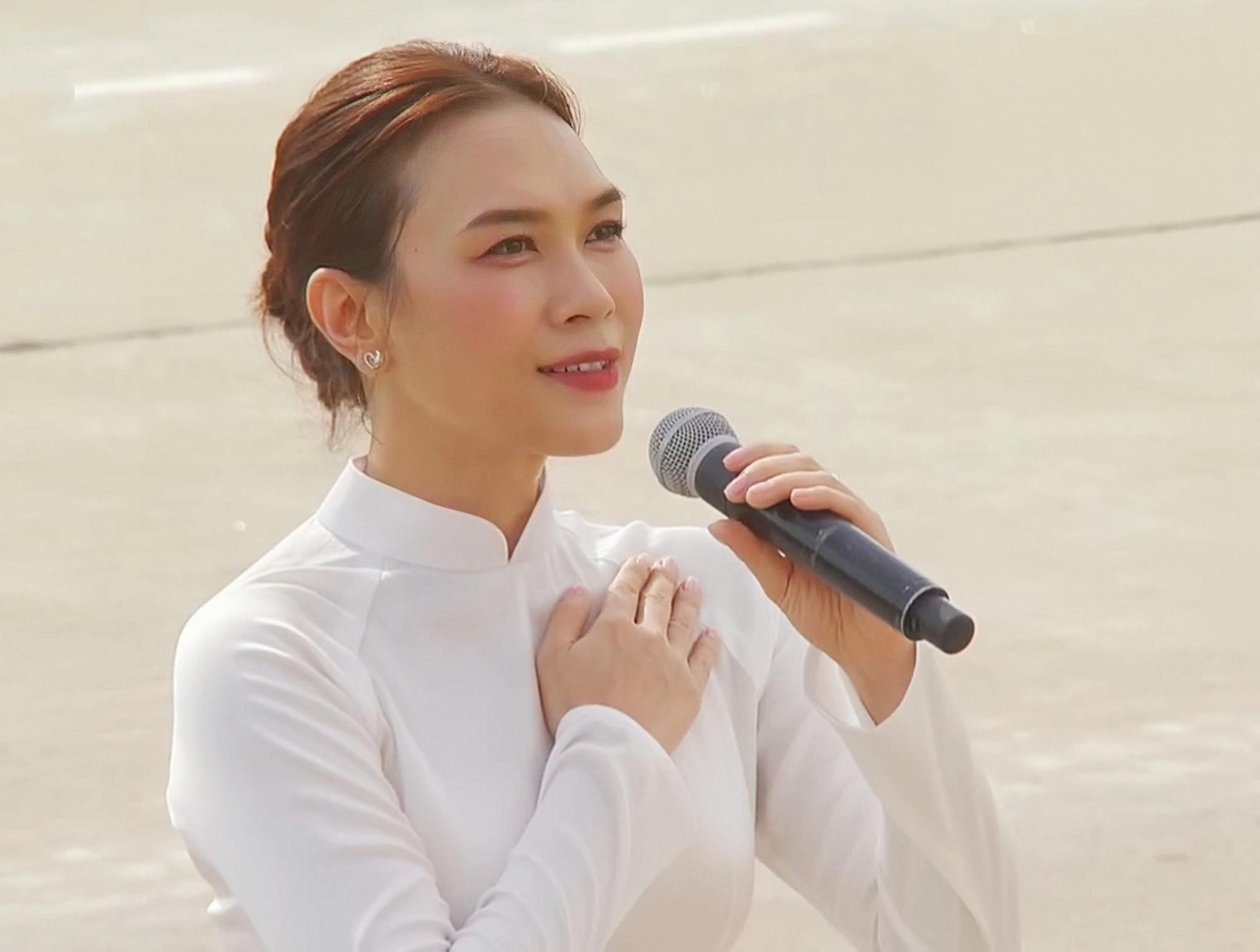 Mỹ Tâm tóc đen, áo dài trắng sáng bừng cả Dinh Độc lập, hình ảnh để đời tái hiện xuất sắc - Ảnh 8.