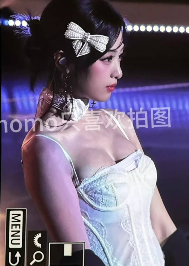 Công chúa showbiz mới 19 tuổi bị “o ép” vòng 1 đến nghẹt thở, công ty quản lý hứng trọn chỉ trích- Ảnh 5.