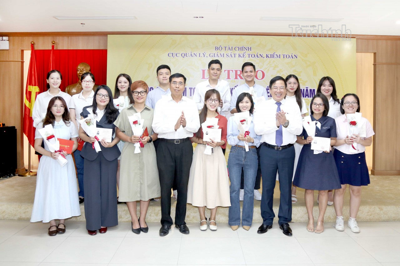 Bộ Tài chính tổ chức trao Chứng chỉ kiểm toán viên, kế toán viên kỳ thi năm 2025 Bộ Tài chính tổ chức trao Chứng chỉ kiểm toán viên, kế toán viên kỳ thi năm 2025