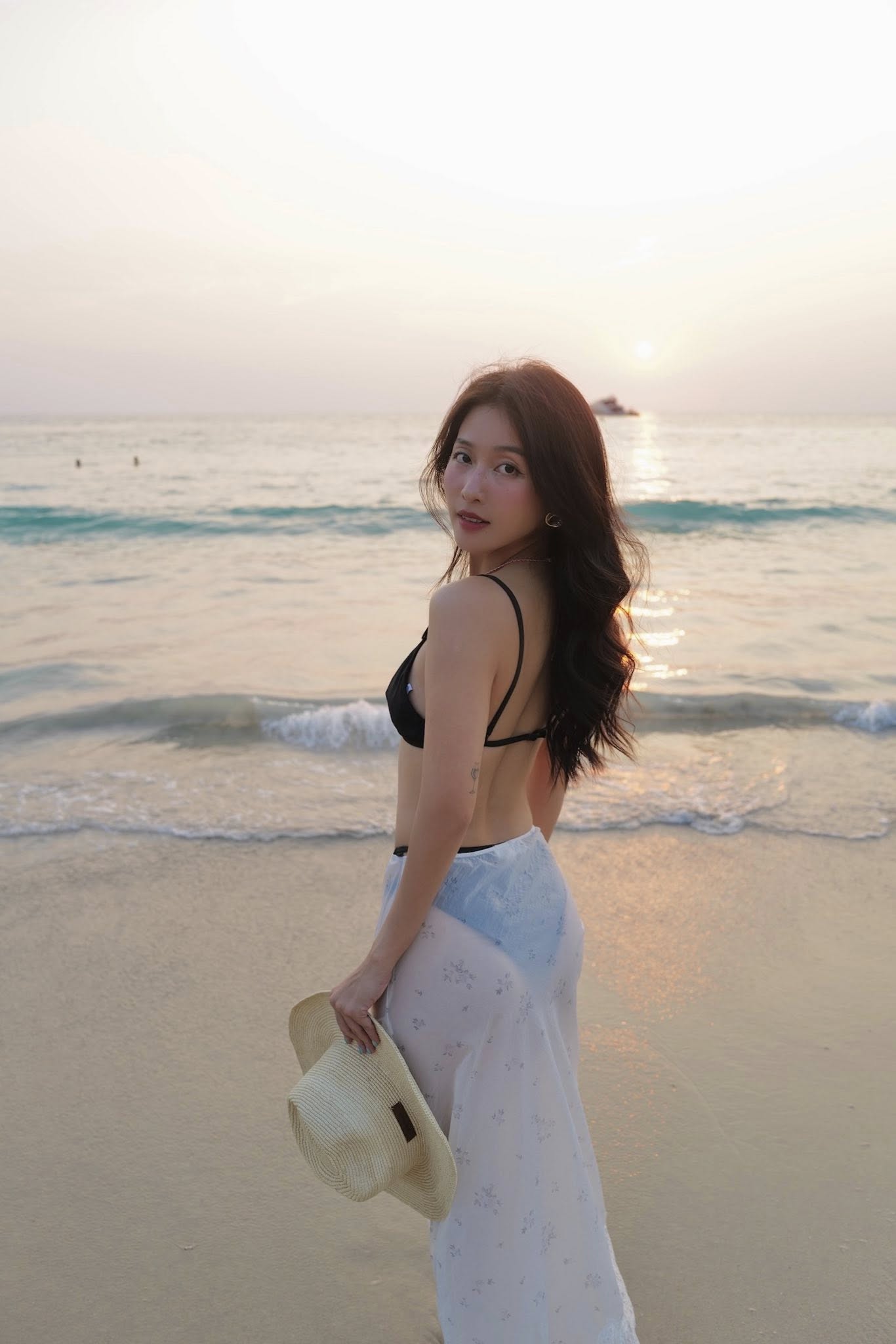 Nắng nóng cũng không bằng dàn mỹ nhân "đua bikini": Phương Ly - Văn Mai Hương đọ body hừng hực, nín thở chờ 1 "con tướng" - Ảnh 6.