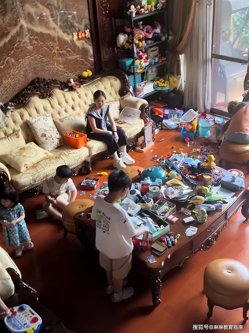 Bức ảnh sum vầy của gia đình "lộ" một chi tiết gây tranh cãi, nhiều người nói: Đổi lại là tôi cũng chẳng vui nổi!- Ảnh 1.
