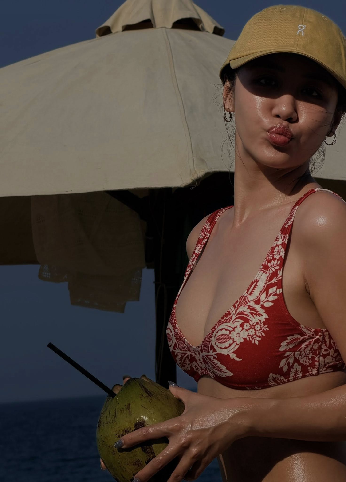Nắng nóng cũng không bằng dàn mỹ nhân "đua bikini": Phương Ly - Văn Mai Hương đọ body hừng hực, nín thở chờ 1 "con tướng" - Ảnh 1.