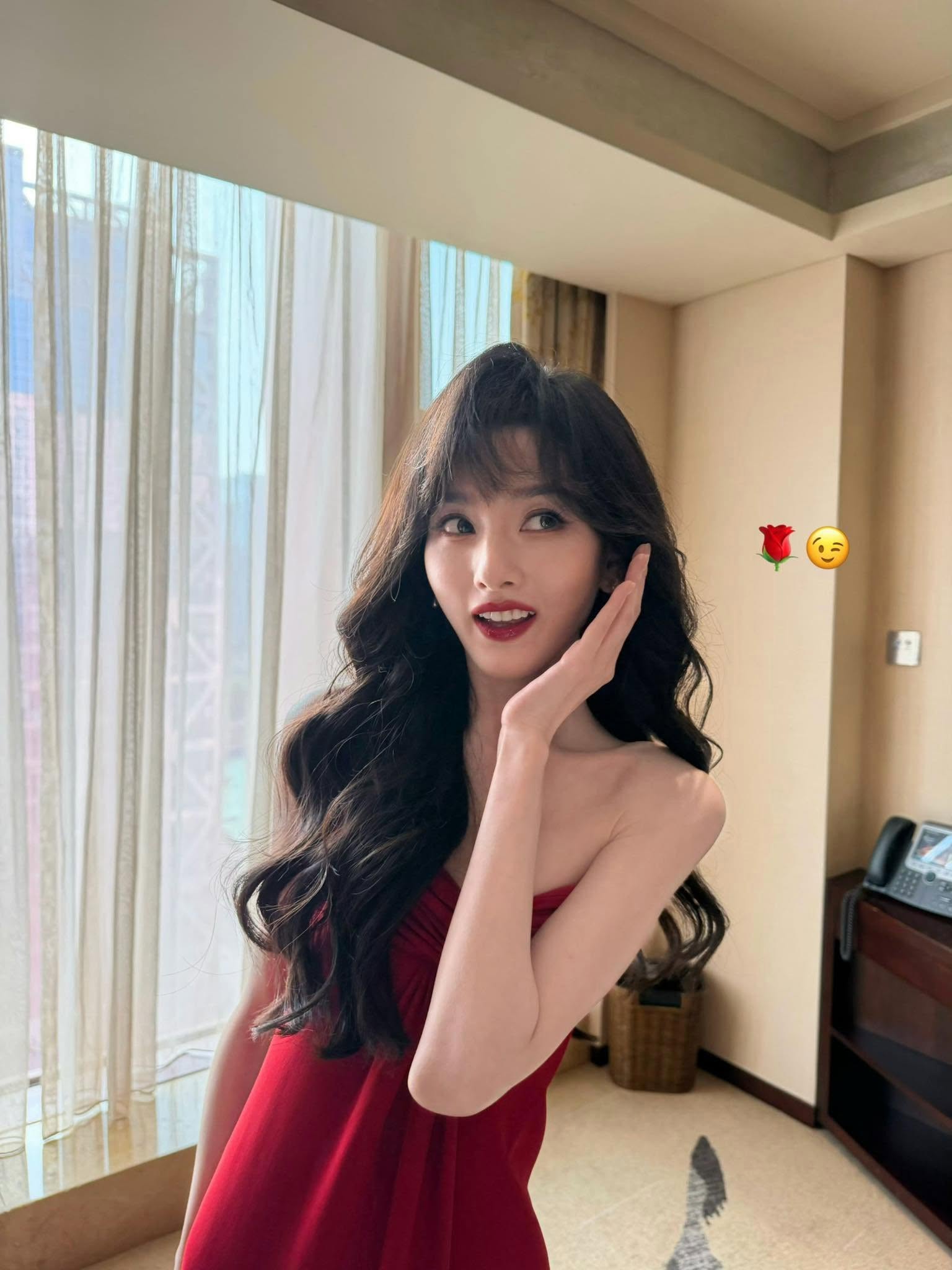 Mỹ nhân mắt to hơn miệng, lấp lánh như kim cương: Ăn mặc đẹp đến mức chẳng nỡ lướt qua - Ảnh 1.