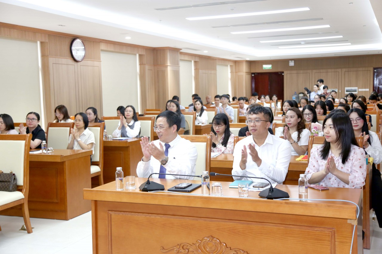 Bộ Tài chính tổ chức trao Chứng chỉ kiểm toán viên, kế toán viên kỳ thi năm 2025 Bộ Tài chính tổ chức trao Chứng chỉ kiểm toán viên, kế toán viên kỳ thi năm 2025