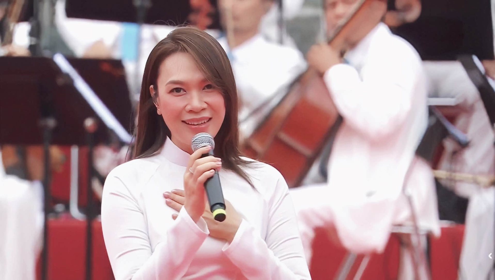 Mỹ Tâm tóc đen, áo dài trắng sáng bừng cả Dinh Độc lập, hình ảnh để đời tái hiện xuất sắc - Ảnh 2.