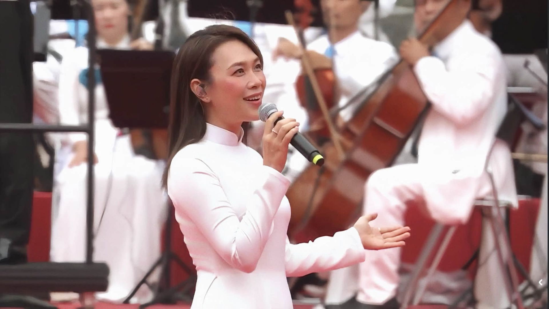 Mỹ Tâm tóc đen, áo dài trắng sáng bừng cả Dinh Độc lập, hình ảnh để đời tái hiện xuất sắc - Ảnh 5.