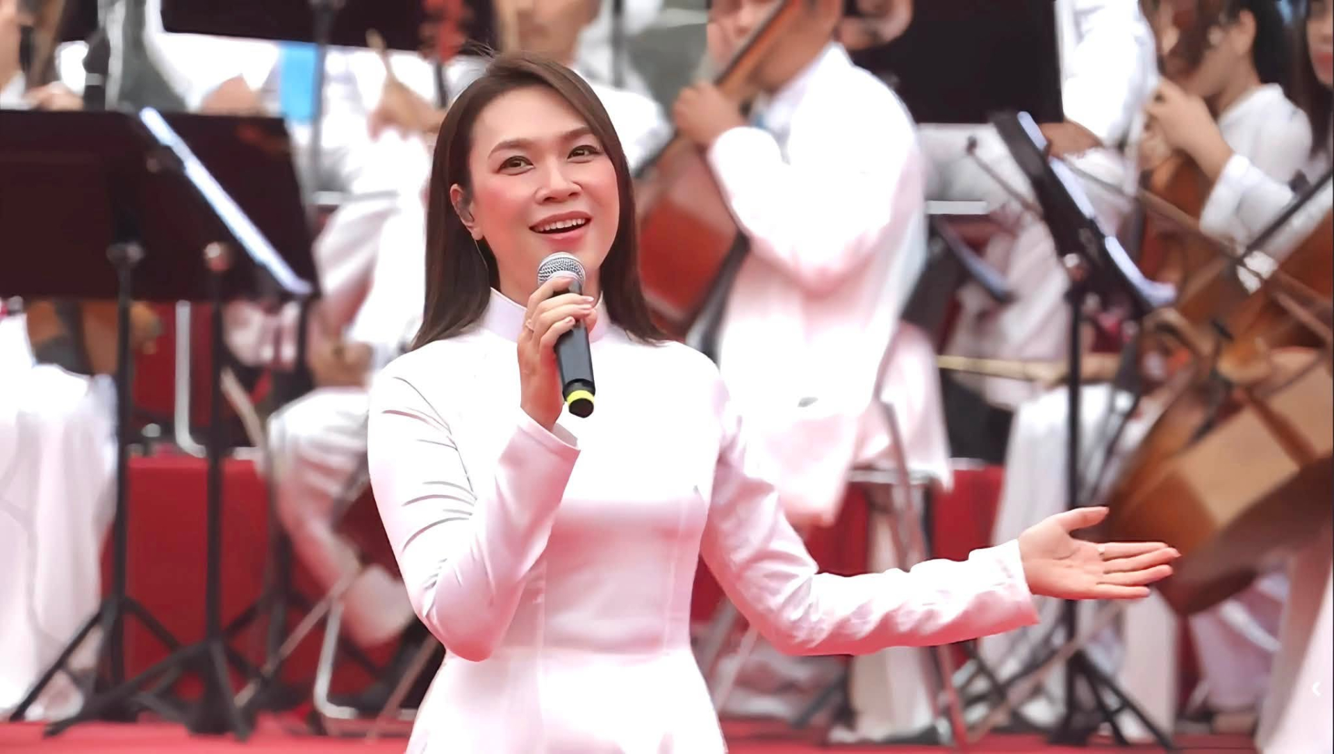 Mỹ Tâm tóc đen, áo dài trắng sáng bừng cả Dinh Độc lập, hình ảnh để đời tái hiện xuất sắc - Ảnh 3.