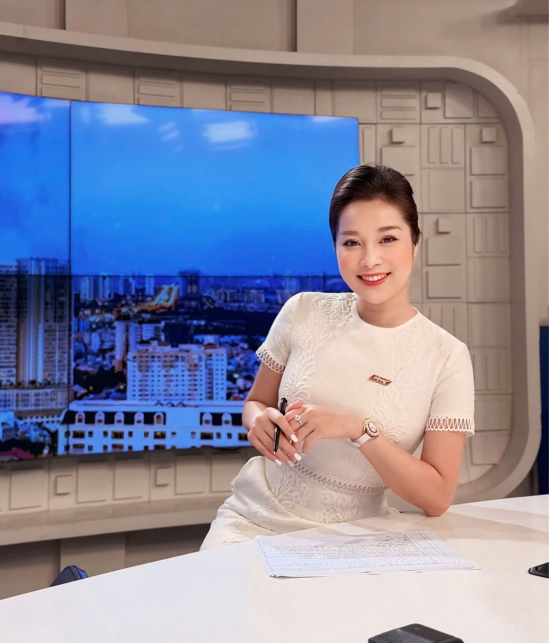 Nàng "Vàng Anh" đình đám 40 tuổi thành đại úy công an, ngày càng đẹp gợi cảm, mạnh mẽ vượt biến cố- Ảnh 1.