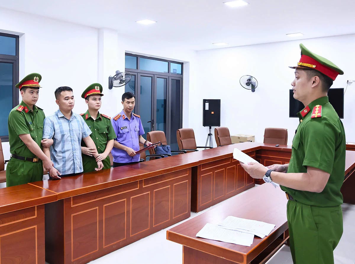Danh tính nam giáo viên Trường THPT Chuyên Tuyên Quang bị Công an giữ người trong trường hợp khẩn cấp- Ảnh 1.
