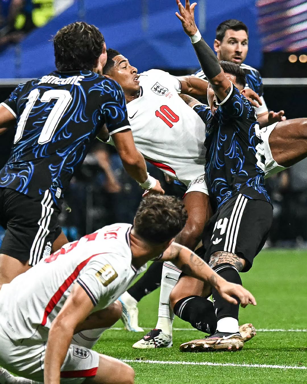 Khoảnh khắc "căng như dây đàn" trận Anh đấu Argentina: 19 pha phạm lỗi, bán kết World Cup mà ngỡ "sàn đấu MMA" - Ảnh 2.