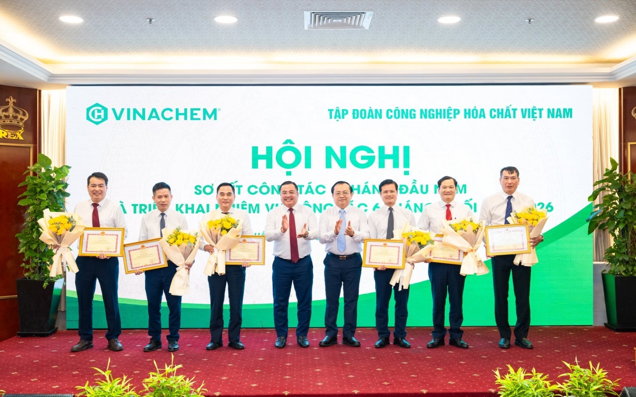 Vinachem hoàn thành tăng trưởng hai con số trong 6 tháng đầu năm, mở rộng định hướng công nghệ cao và hợp tác quốc tế