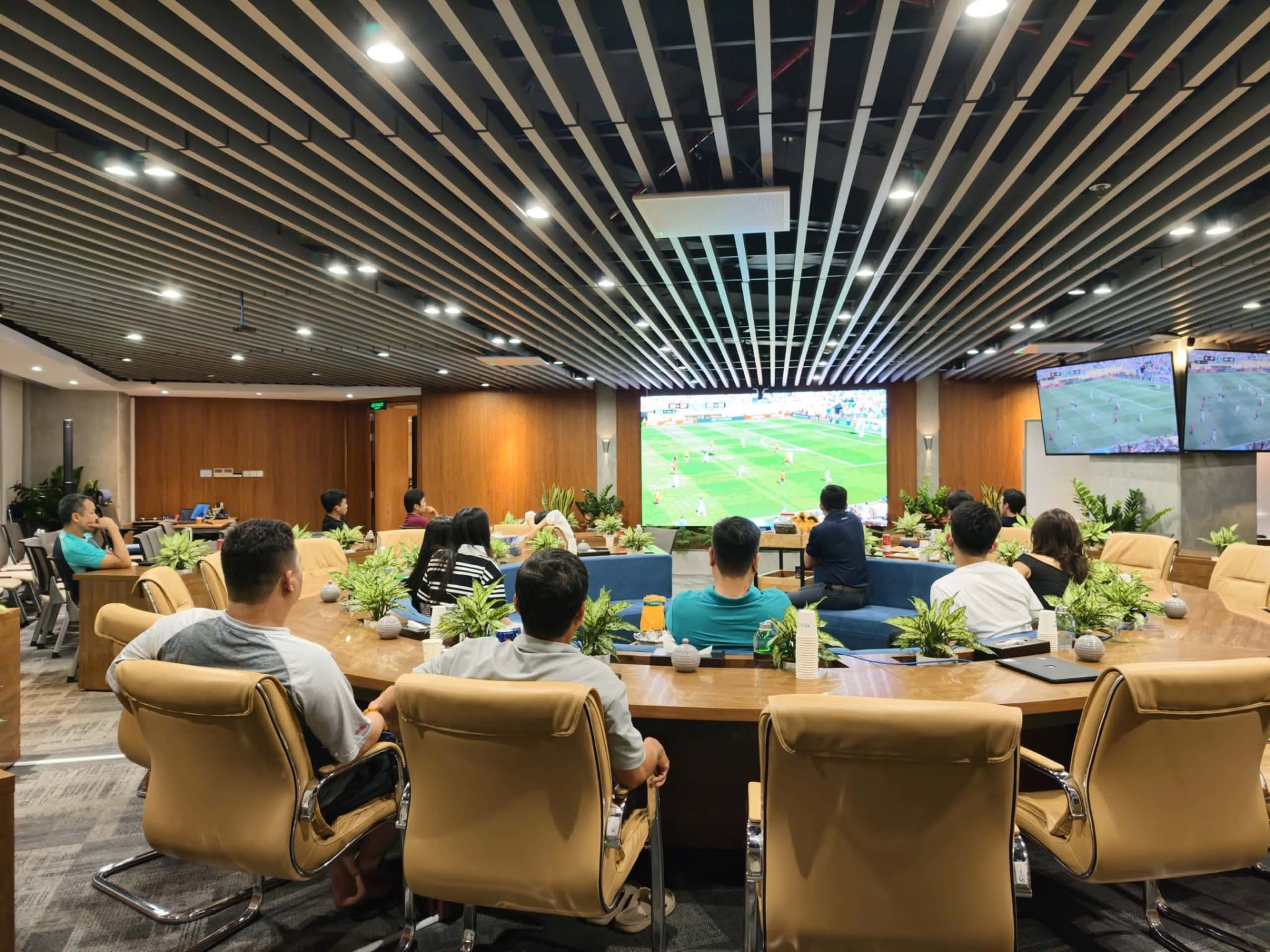 Tình hình dân văn phòng sáng nay: Ngủ lại công ty để xem chung kết, thứ Hai dậy 8h30 chấm công luôn- Ảnh 2.