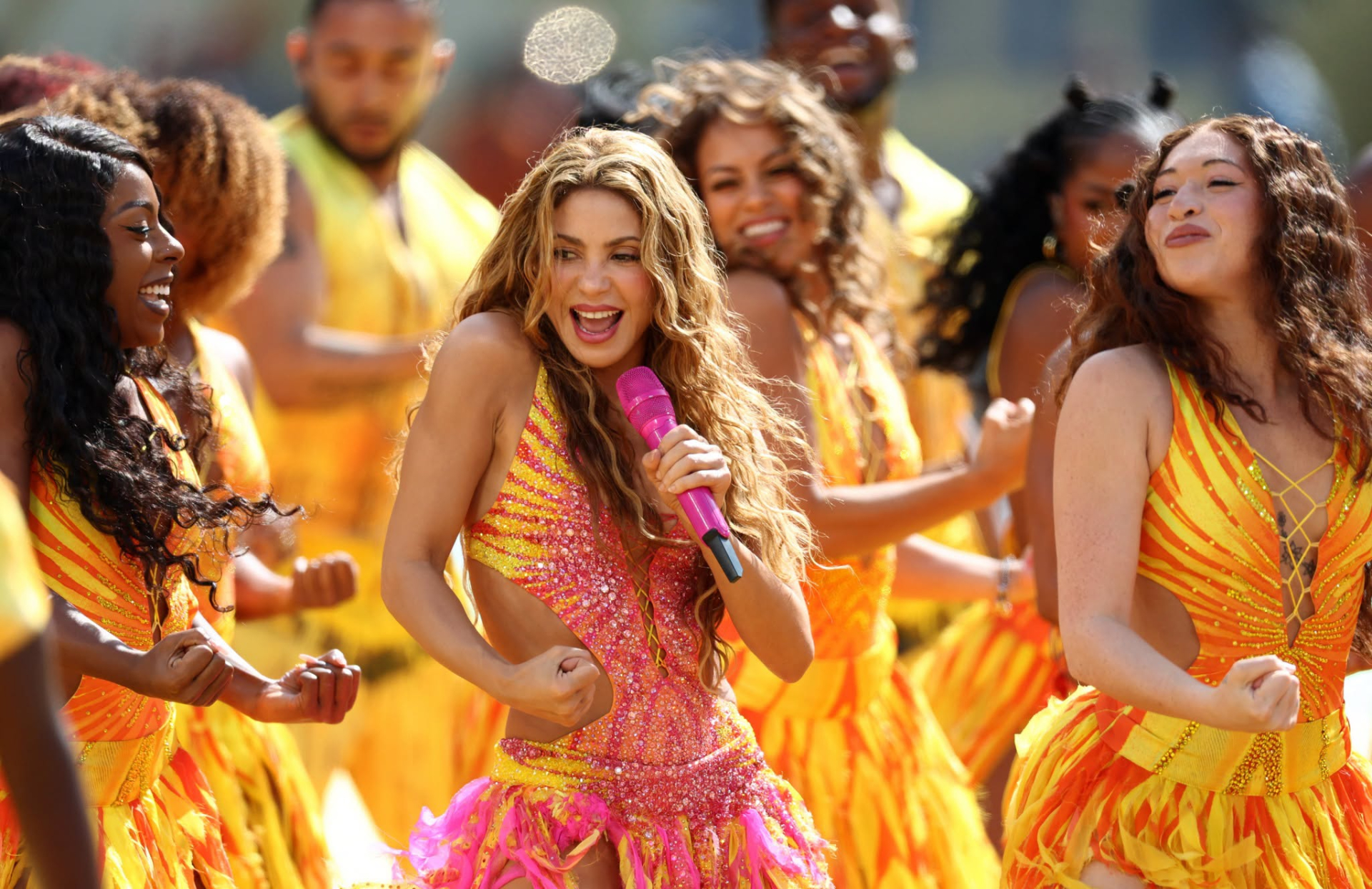 Lật tẩy nhan sắc "phi lý" của Shakira - Madonna ở chung kết World Cup- Ảnh 1.