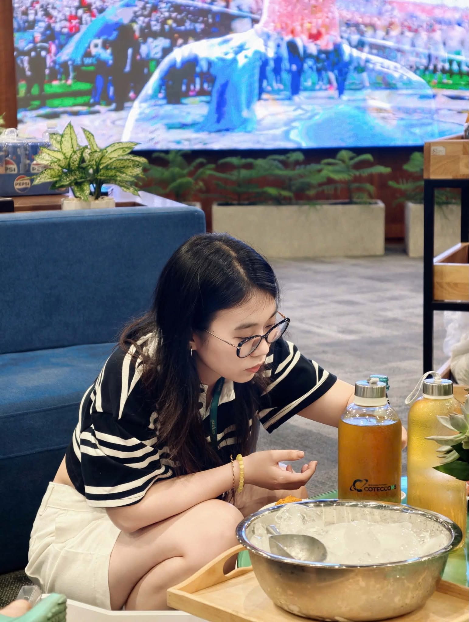 Tình hình dân văn phòng sáng nay: Ngủ lại công ty để xem chung kết, thứ Hai dậy 8h30 chấm công luôn- Ảnh 1.