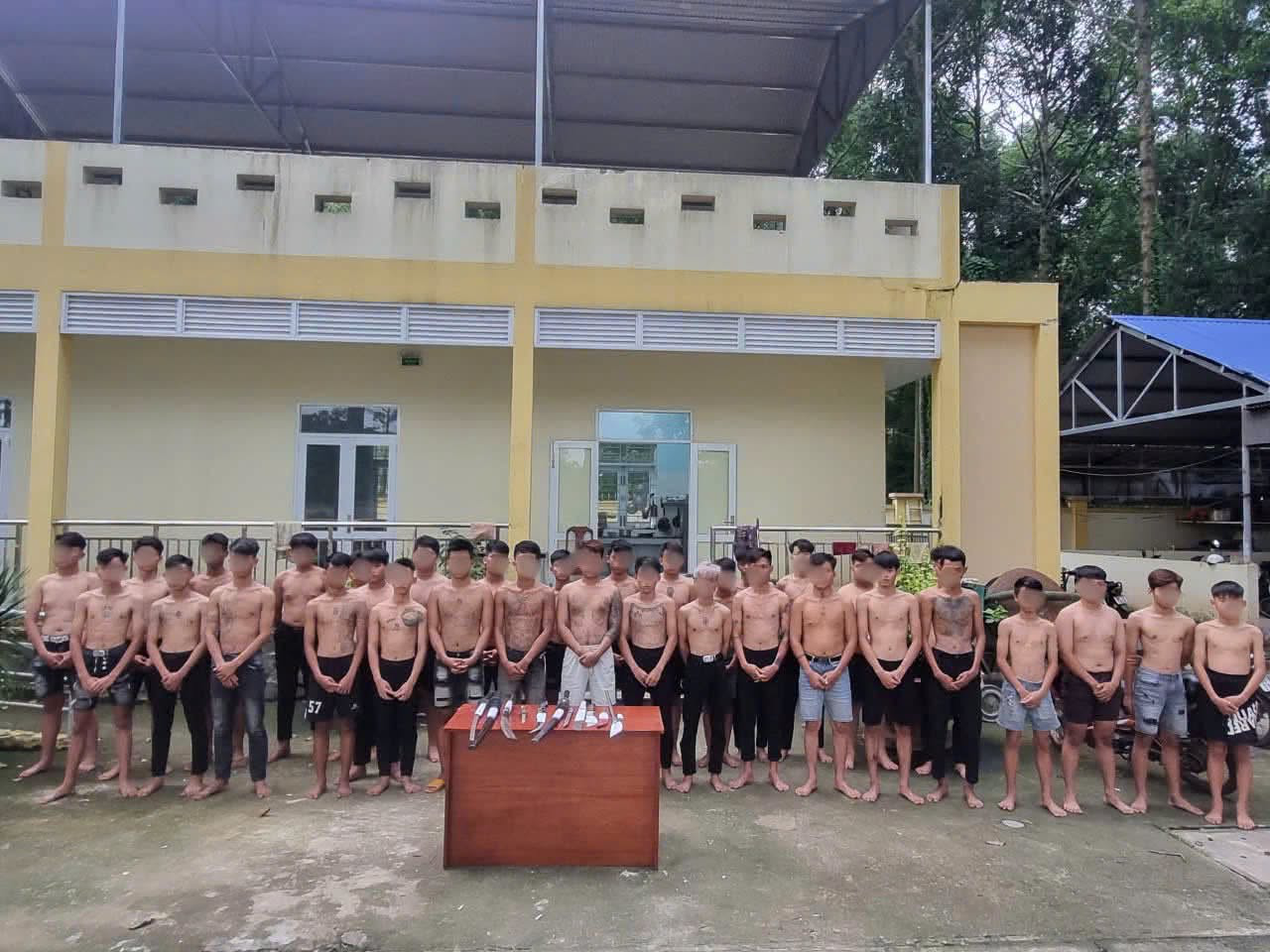 Công an bất ngờ ập vào sân bóng kiểm tra lúc 20h, 38 thanh thiếu niên từ 14 đến 18 tuổi bị triệu tập- Ảnh 1.
