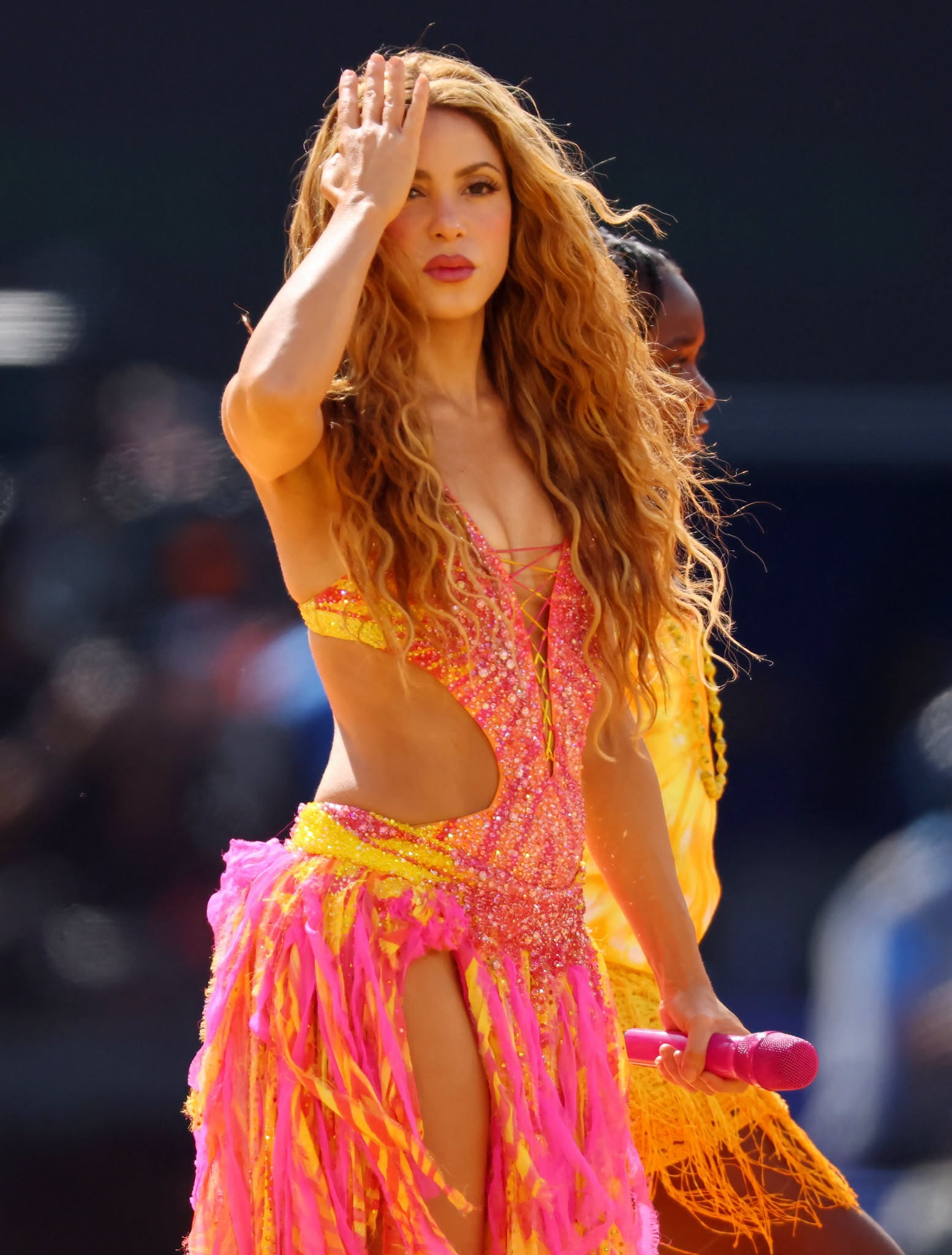 Lật tẩy nhan sắc "phi lý" của Shakira - Madonna ở chung kết World Cup- Ảnh 2.