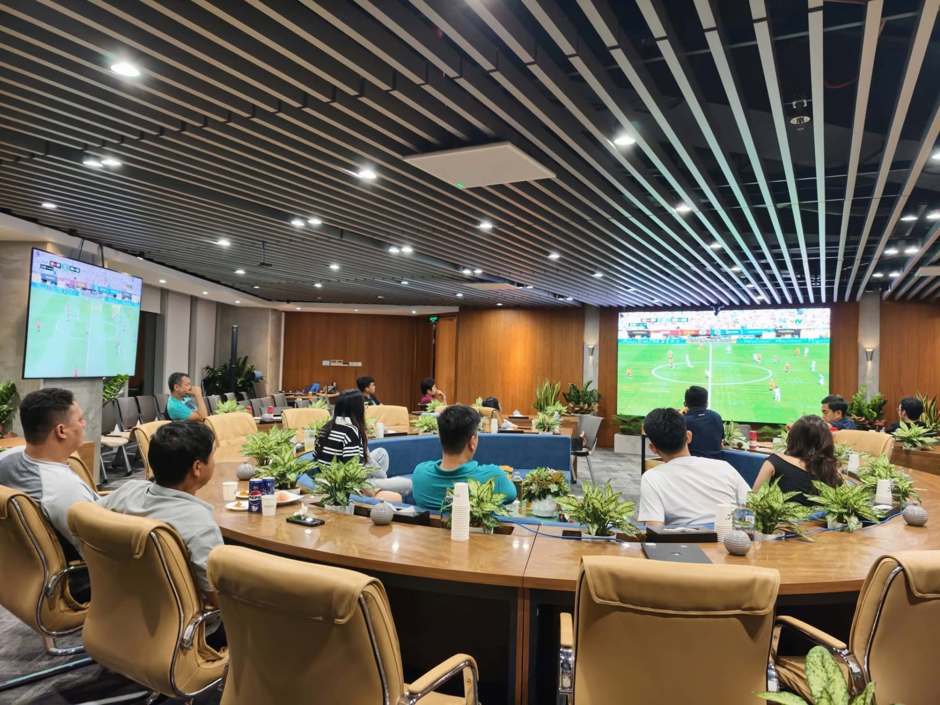 Tình hình dân văn phòng sáng nay: Ngủ lại công ty để xem chung kết, thứ Hai dậy 8h30 chấm công luôn- Ảnh 3.