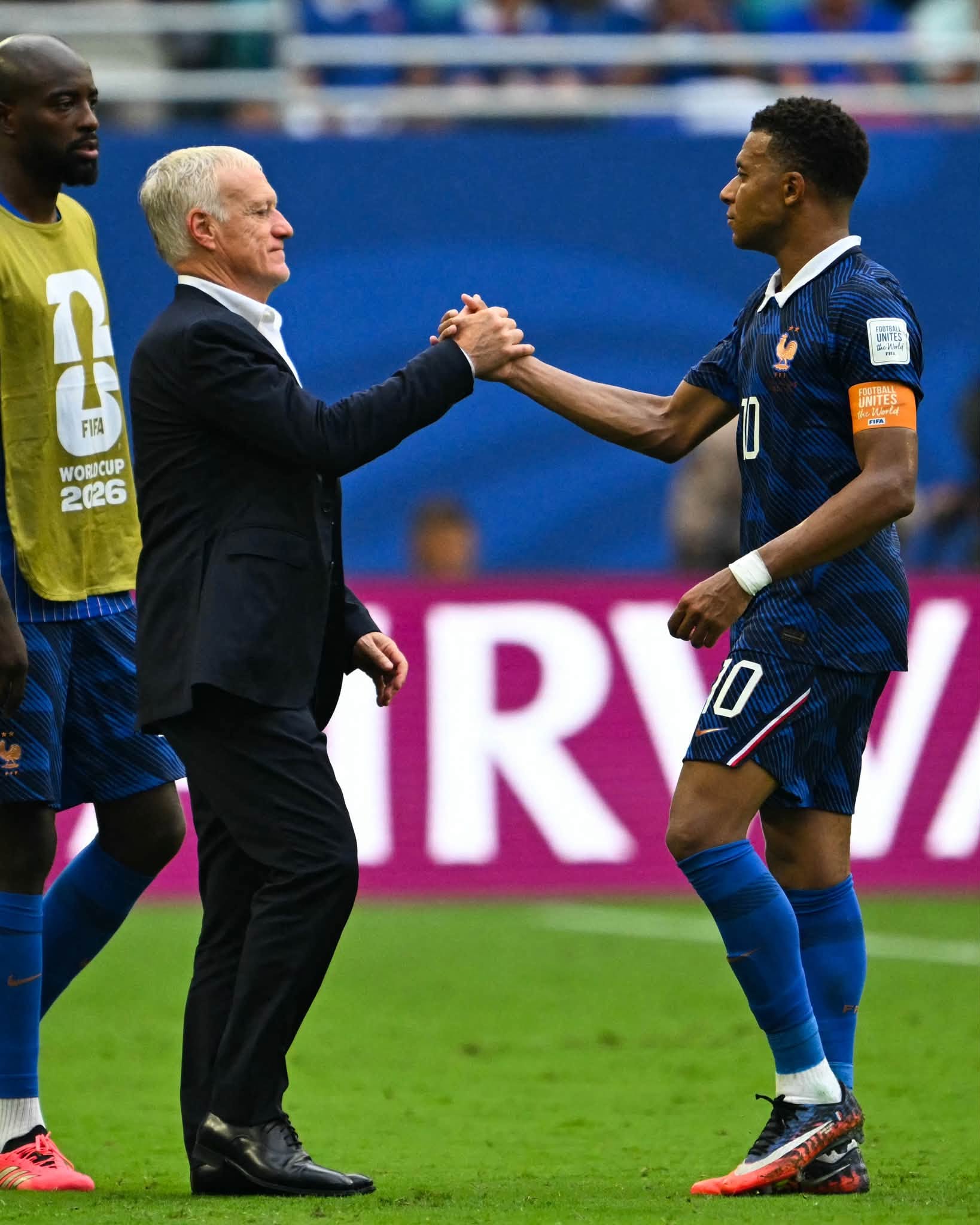 Mbappe viết tâm thư đẫm nước mắt chia tay HLV Deschamps: 