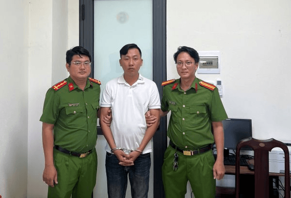 Công an thông báo tới người dân có giao dịch chuyển khoản với nội dung sau: Một thanh niên SN 1994 vừa bị bắt- Ảnh 1.