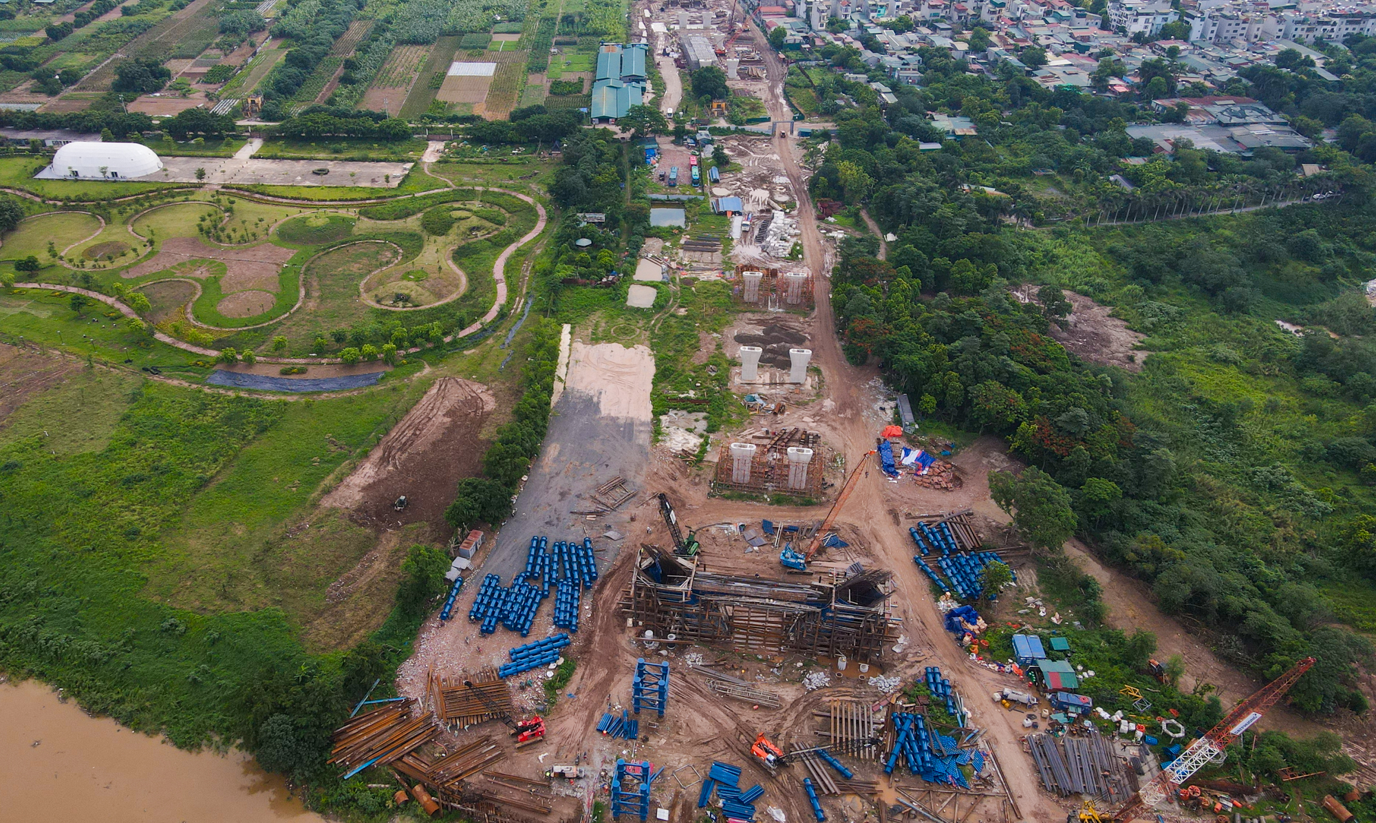 Ngắm đại công trường xây cầu 16.000 tỷ ở trung tâm Hà Nội: 100 máy móc, hơn 500 nhân sự, dùng lượng thép gấp 5 cầu Long Biên - Ảnh 8.